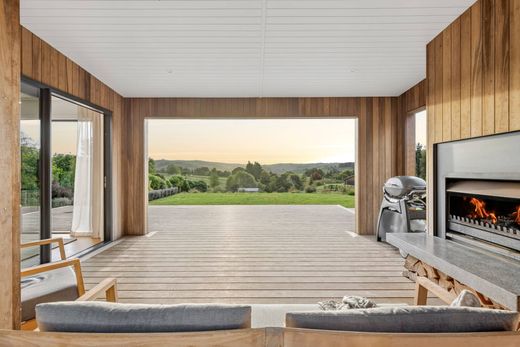 Villa in Waipahihi, Taupo District