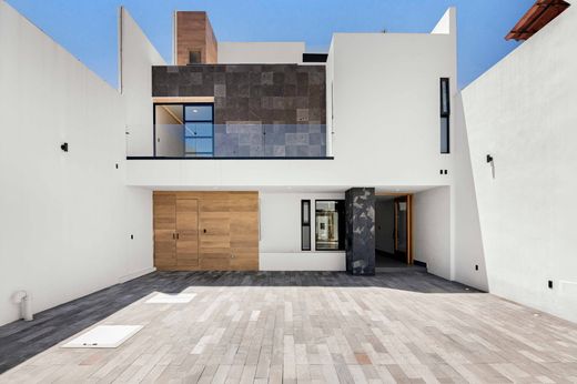 Detached House in Coyoacán, The Federal District