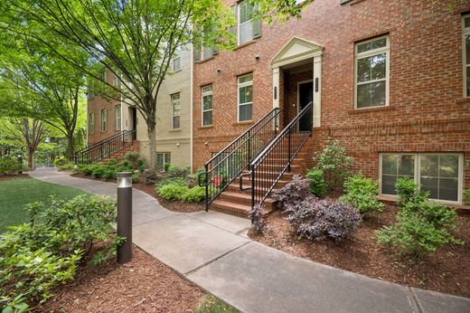 Townhouse in Sandy Springs, Fulton County