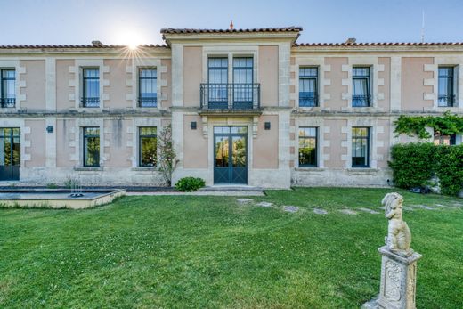 Casa en Brie-sous-Mortagne, Charenta Marítima