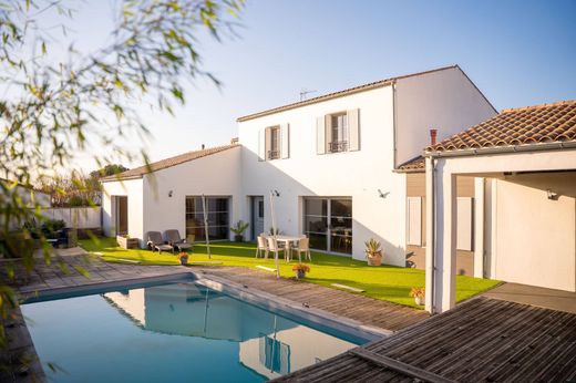 Detached House in Saint-Rogatien, Charente-Maritime