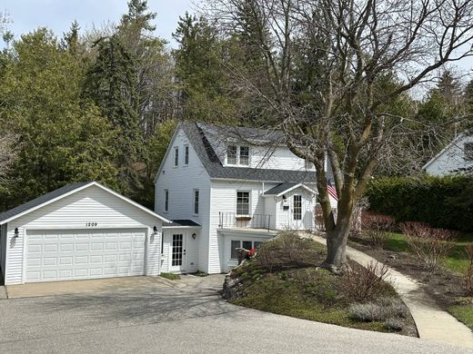 Detached House in Petoskey, Emmet County