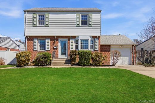 Detached House in East Meadow, Nassau County