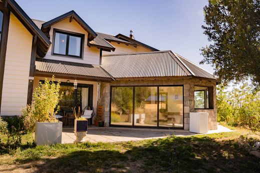 Einfamilienhaus in San Martín de los Andes, Departamento de Lácar