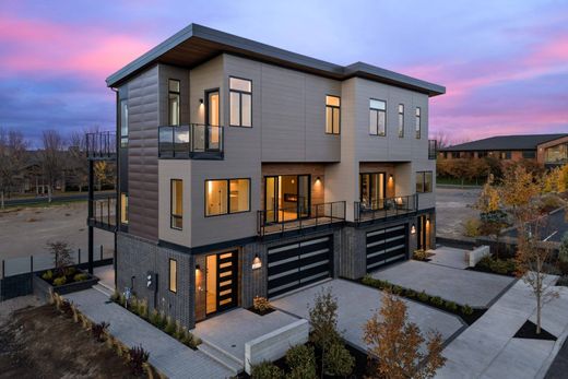 Townhouse in Bend, Deschutes County