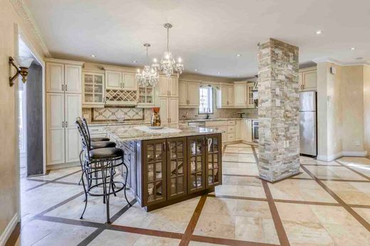 Vrijstaand huis in Chomedey, City of Montréal