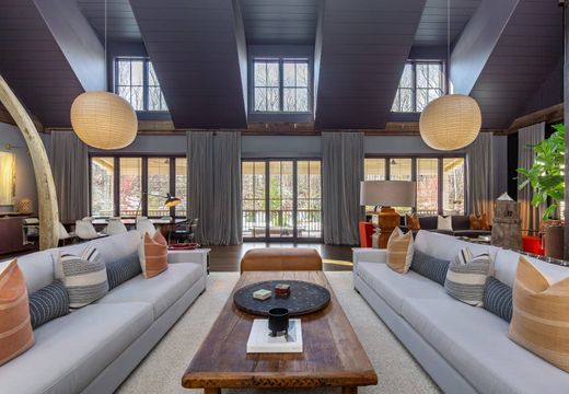 Detached House in Bridgehampton, Suffolk County