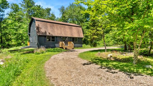 Detached House in Becket, Berkshire County