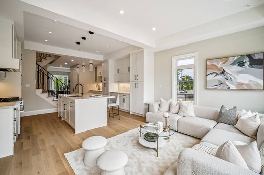 Townhouse - Oakville, Ontario