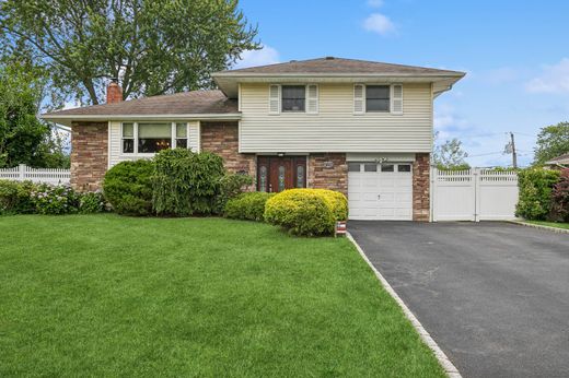 Detached House in Smithtown, Suffolk County