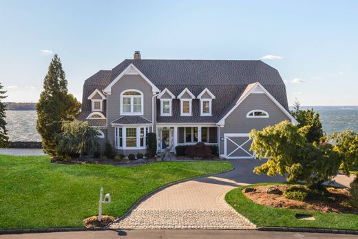 Detached House in Glen Cove, Nassau County