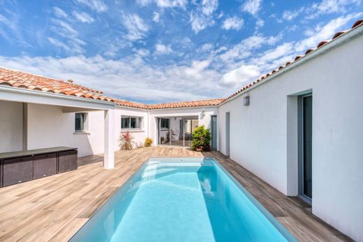 Detached House in La Rochelle, Charente-Maritime