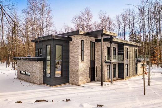 Detached House in Bromont, Montérégie