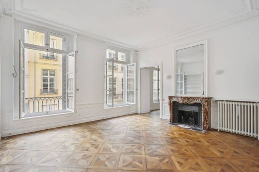 Apartment in Chatelet les Halles, Louvre-Tuileries, Palais Royal, Paris