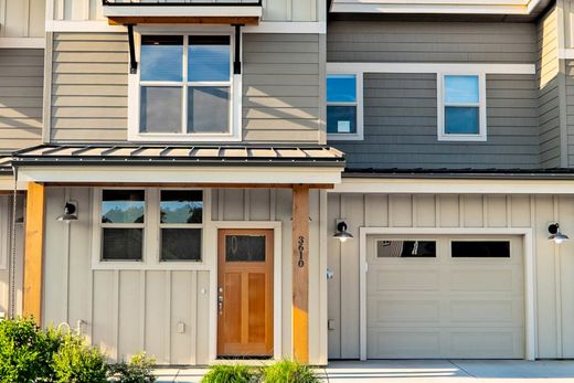 Townhouse in Redmond, Deschutes County