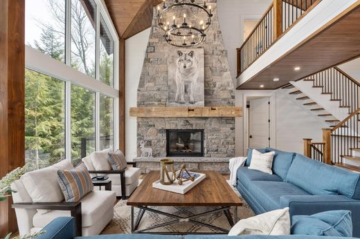 Luxury home in Muskoka Falls, Ontario