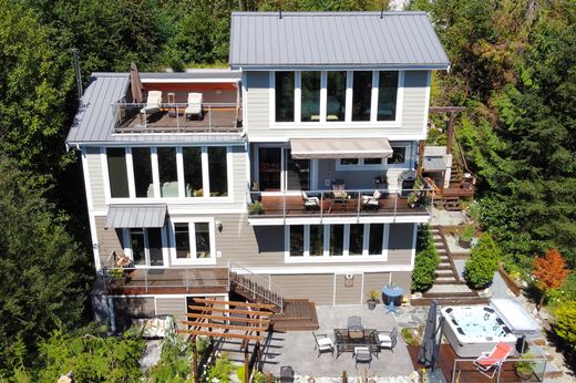 Luxury home in Garden Bay, British Columbia
