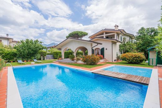 Villa Forte dei Marmi, Lucca ilçesinde