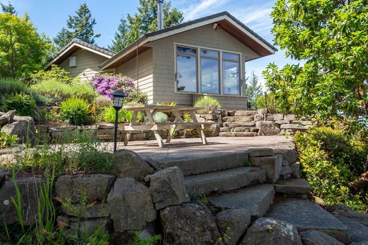 Detached House in Gabriola, British Columbia