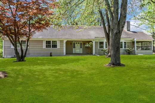 Detached House in Colts Neck, Monmouth County