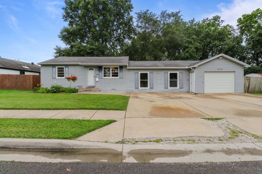 Luxury home in Shawnee, Johnson County