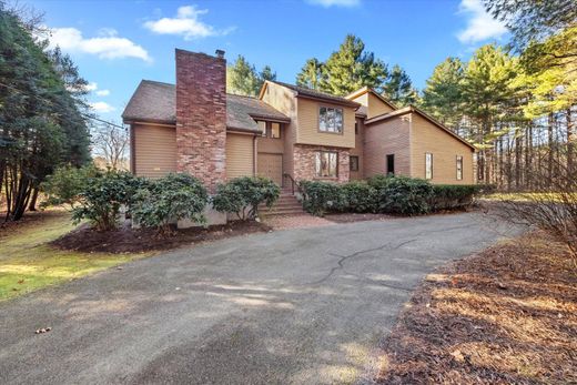 Detached House in Medfield, Norfolk County