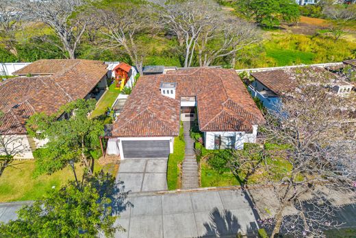 Vrijstaand huis in Santa Ana, Provincia de San José