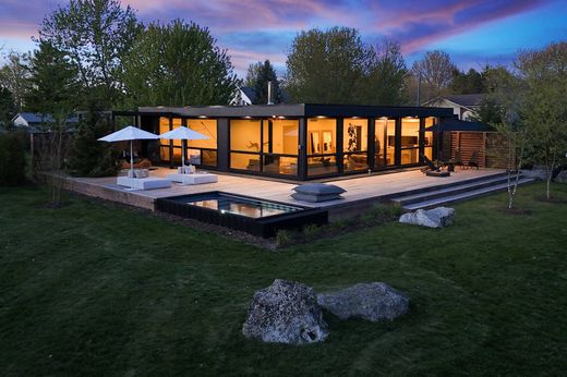 Detached House in Lambton Shores, Ontario