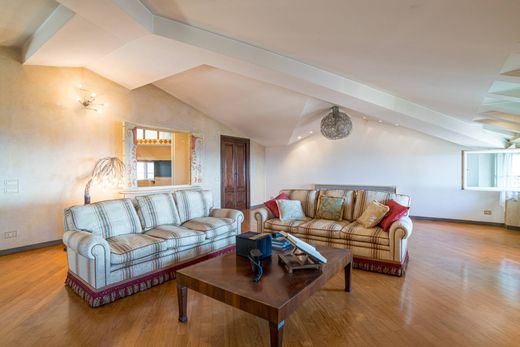 Apartment / Etagenwohnung in Bergamo, Provincia di Bergamo