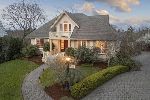 Detached House in Oak Bay, Capital Regional District