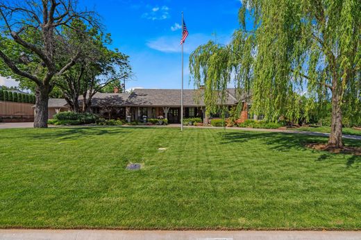 Luxury home in Nichols Hills, Oklahoma County