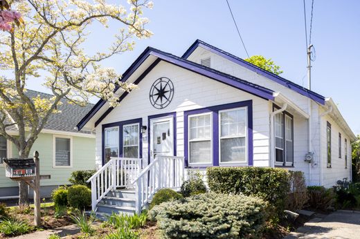 Detached House in Greenport, Suffolk County