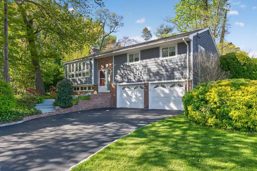 Detached House in Glenwood Landing, Nassau County