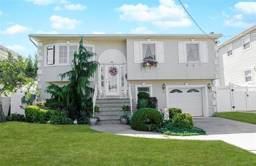 Detached House in Staten Island, Richmond County