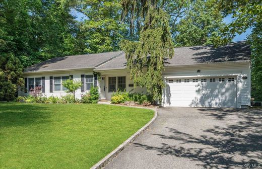 Detached House in East Hills, Nassau County
