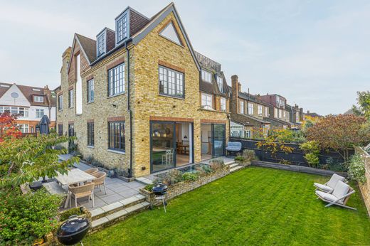 Detached House in London, Greater London