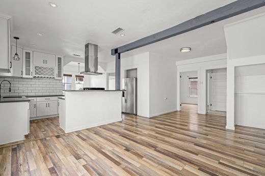 Duplex in Long Beach, Los Angeles County