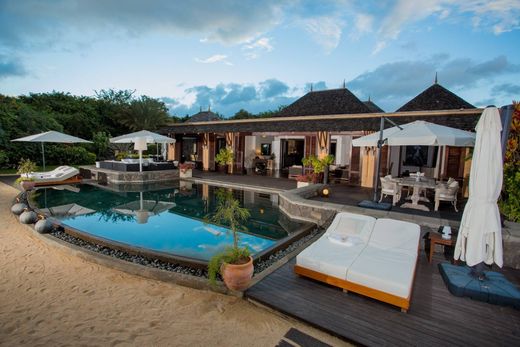 Luxury home in Tamarin, Black River District