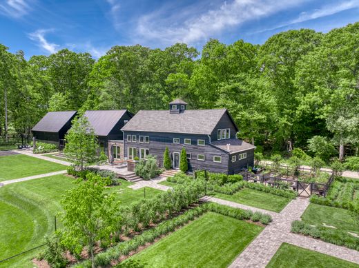 Detached House in East Marion, Suffolk County