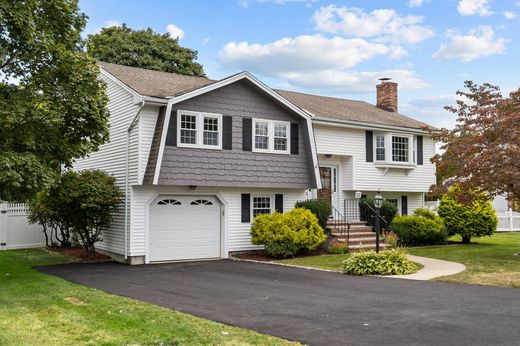 Detached House in Woburn, Middlesex County