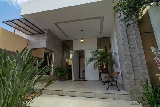 Einfamilienhaus in Ciudad del Este, Ciudad Del Este