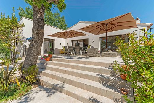 ﻓﻴﻼ ﻓﻲ Grimaud, Var