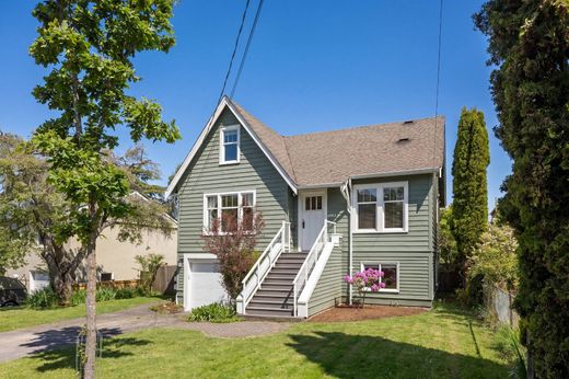 Detached House in Oak Bay, Capital Regional District