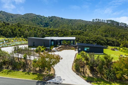 Luxury home in Kaipara Flats, Auckland