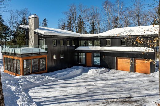 Detached House in Apsley, Peterborough County