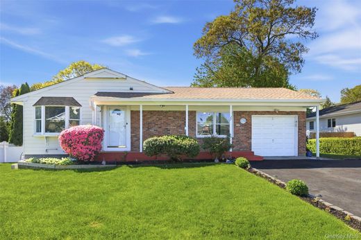 Detached House in Hauppauge, Suffolk County