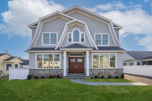 Detached House in Roslyn Heights, Nassau County