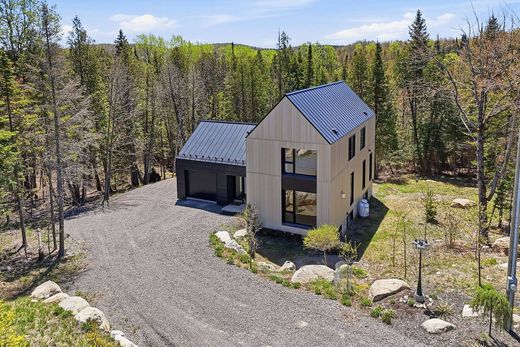 Detached House in Sainte-Marguerite-du-Lac-Masson, Laurentides