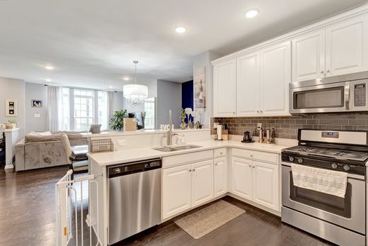 Townhouse in Wood-Ridge, Bergen County