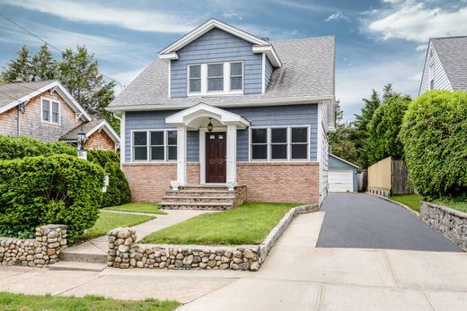 Detached House in Locust Valley, Nassau County